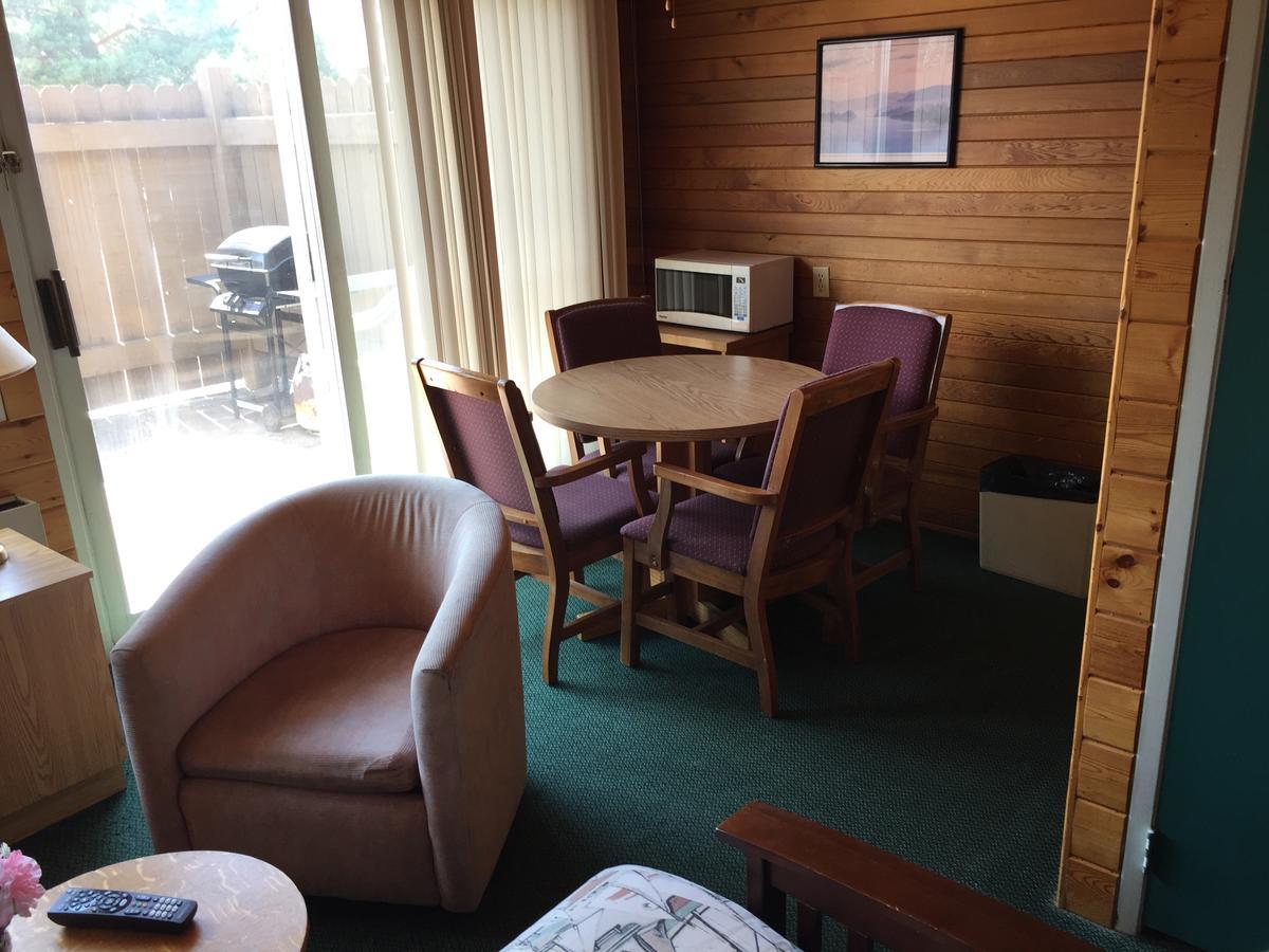 Falcon Lake Hotel מראה חיצוני תמונה