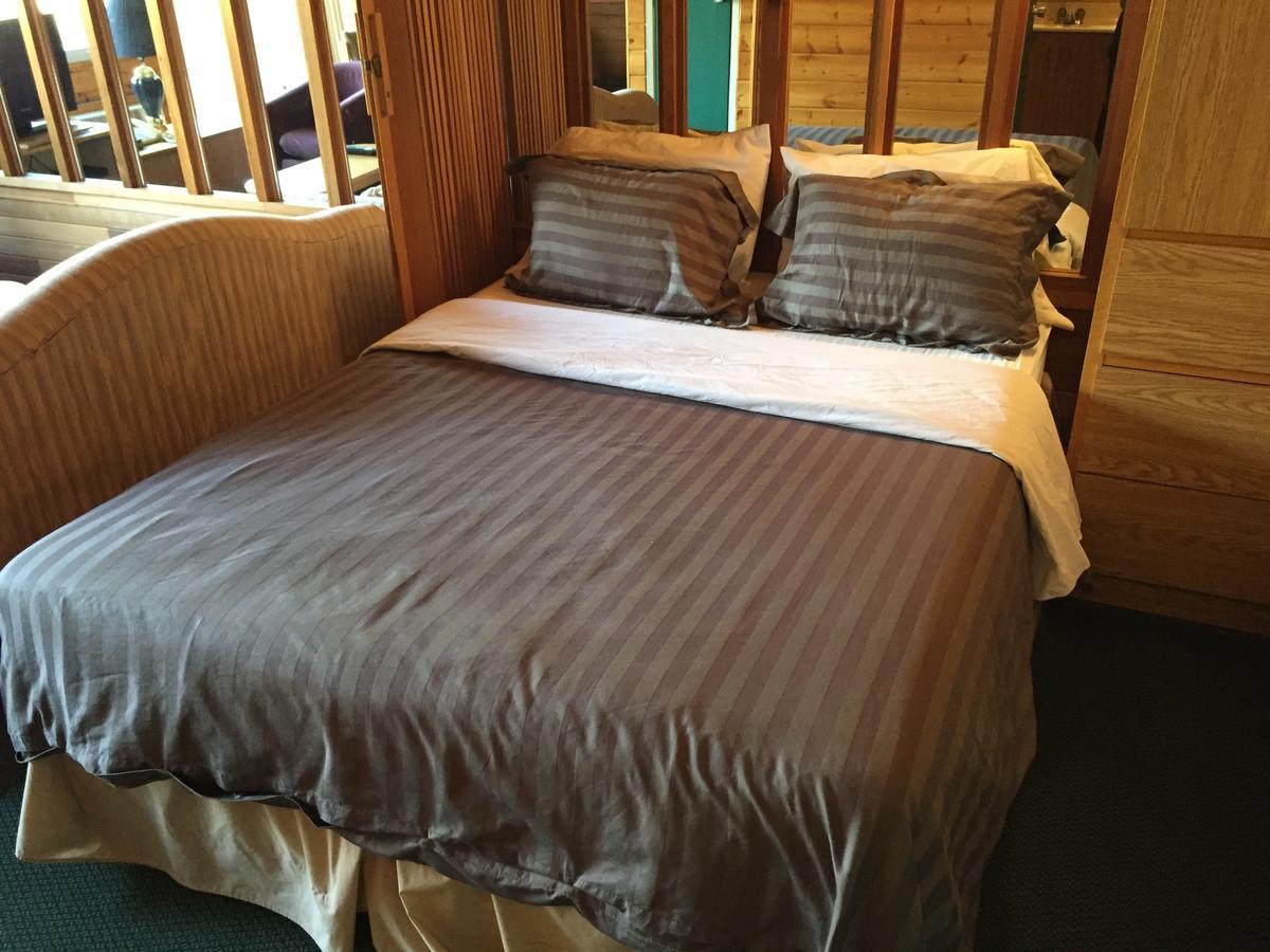Falcon Lake Hotel מראה חיצוני תמונה