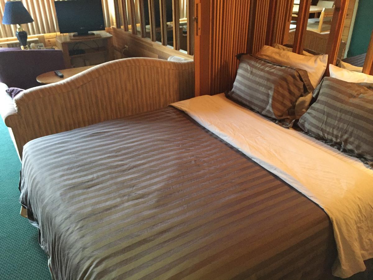 Falcon Lake Hotel מראה חיצוני תמונה