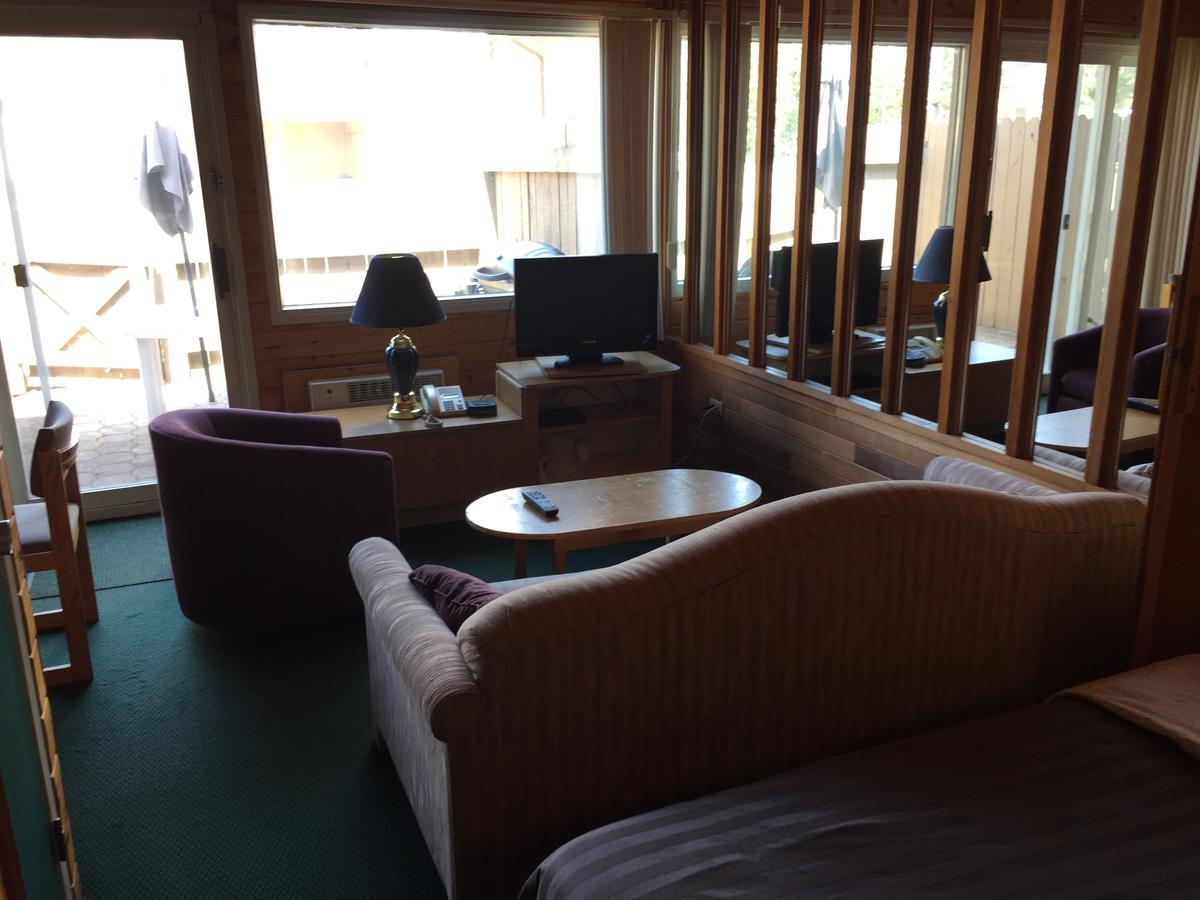 Falcon Lake Hotel מראה חיצוני תמונה