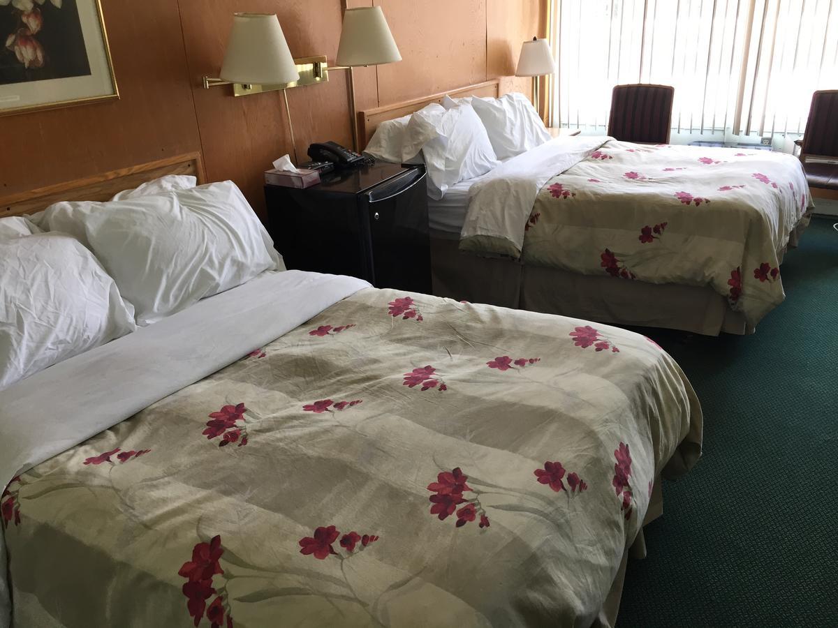 Falcon Lake Hotel מראה חיצוני תמונה