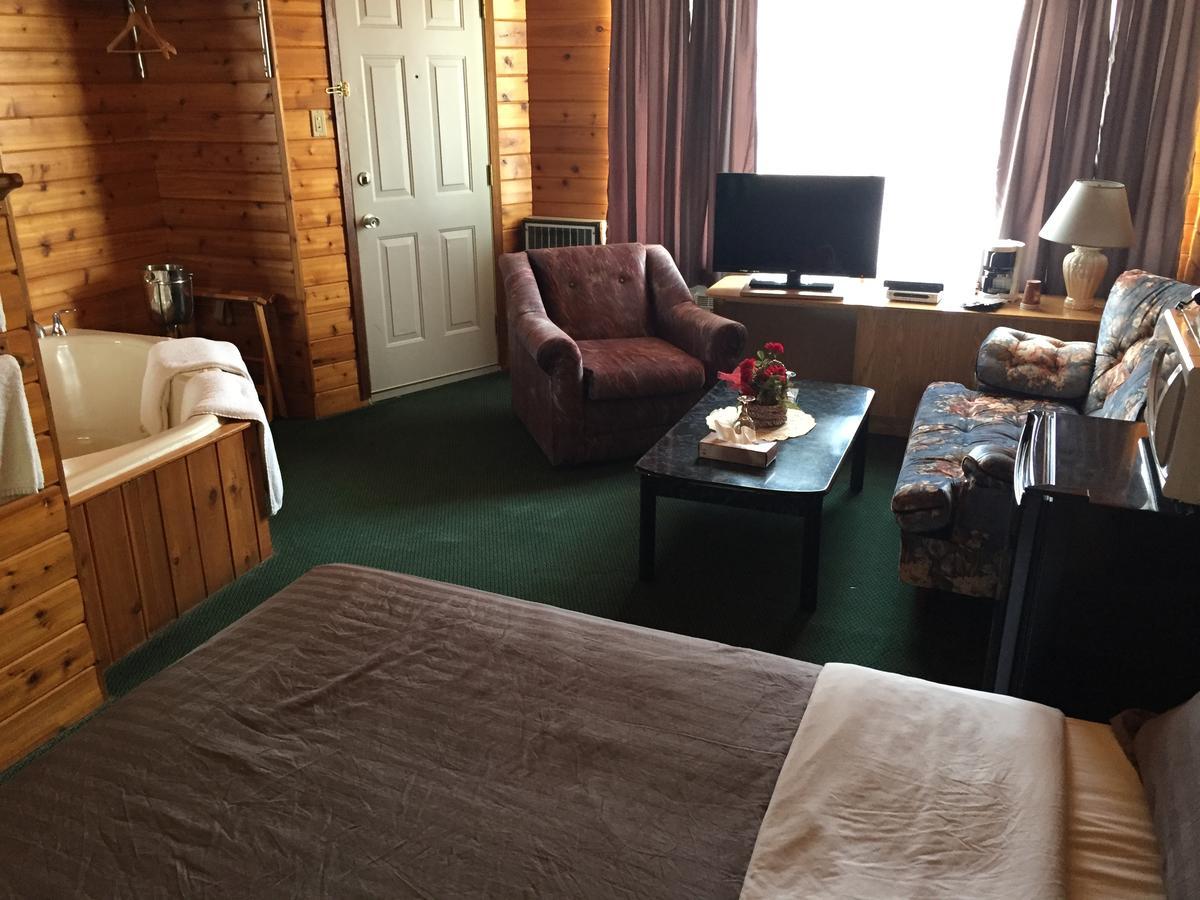 Falcon Lake Hotel מראה חיצוני תמונה