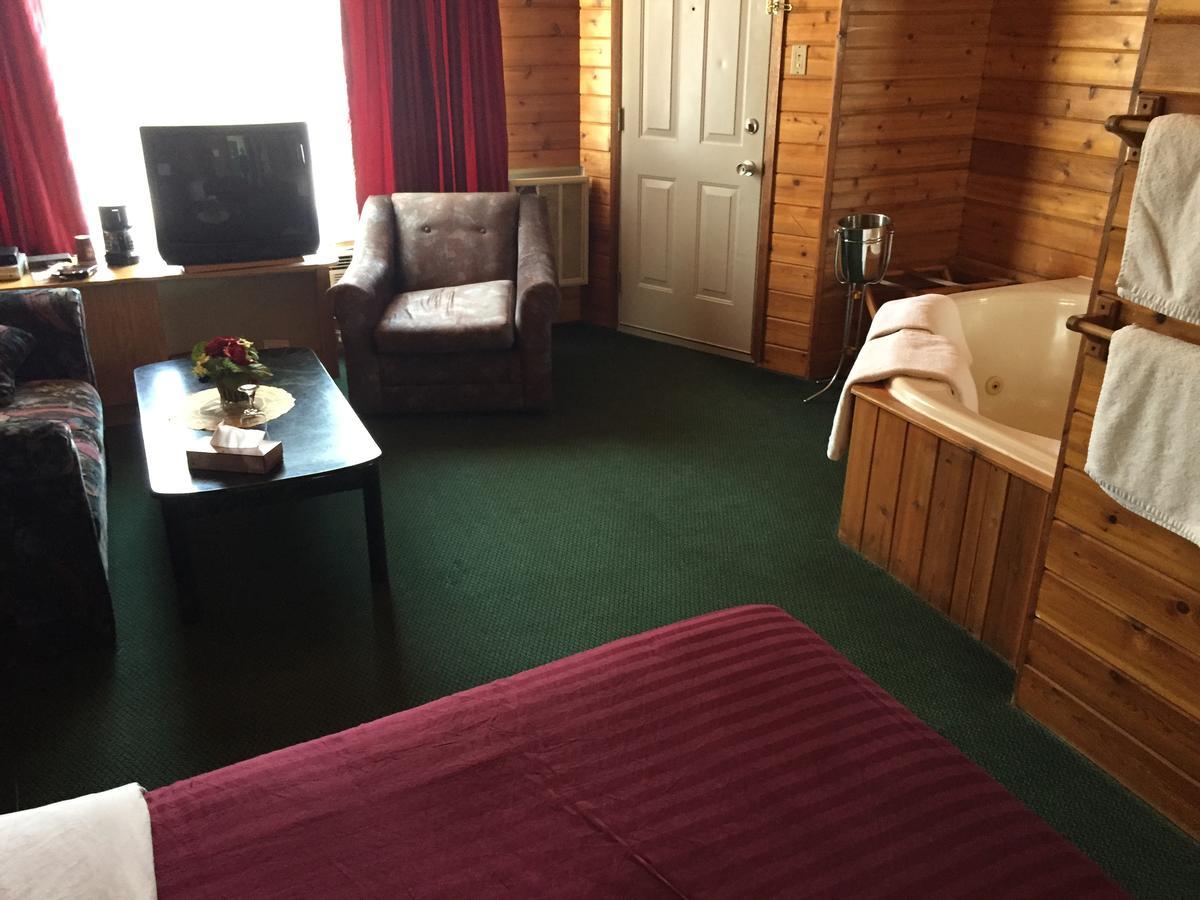 Falcon Lake Hotel מראה חיצוני תמונה